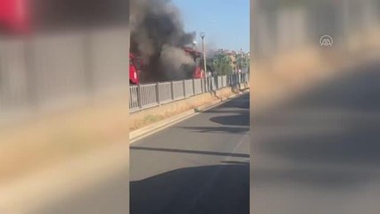 Seyir halindeki servis midibüsü yandı