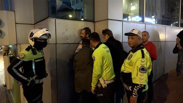 Alkollü şahıs kavgayı ayırmaya çalışan polisin kolunu ısırdı