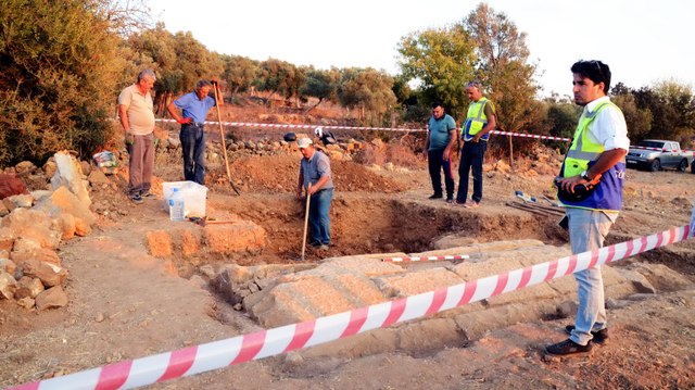 Tarladan tarif fışkırdı, traktöre anıt mezar takıldı