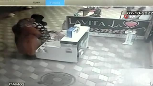 İki kadın müşteri gibi gelip inceledikleri ürünleri çaldı... O anlar kamerada