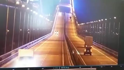 El puente de Crimea, volado por un camión Kamikaze