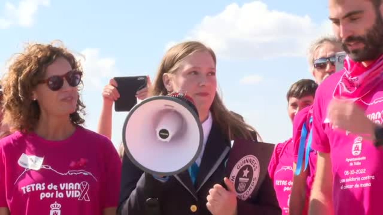 Un lazo gigante contra el cáncer de mama en las Tetas de Viana logra el Guinness