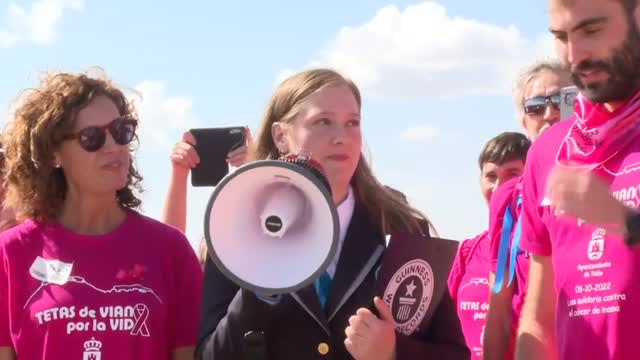 Un lazo gigante contra el cáncer de mama en las Tetas de Viana logra el Guinness