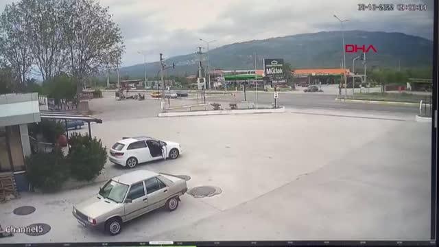 BALIKESİR'DE POLİS ARACI İLE KAMYONET ÇARPIŞTI 2'Sİ POLİS 3 YARALI