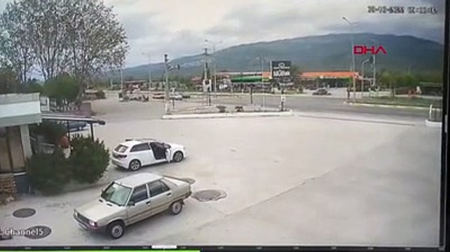 Balıkesir'de polis aracı ile kamyonet çarpıştı: 2'si polis 3 yaralı