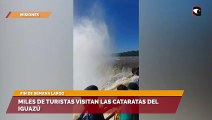 Miles de turistas visitan las Cataratas del Iguazú