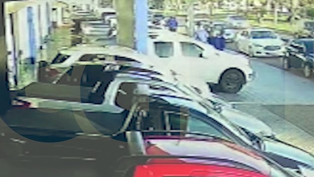 Vídeo: veja momento exato em que carro em alta velocidade capota na Avenida Brasil