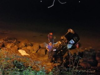 Son dakika haber! TRABZON'DA HAFİF TİCARİ ARAÇ KAYALIKLARA UÇTU: 1 ÖLÜ, 3 YARALI