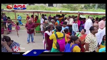 Huge Devotees Rush At Tirumala _ All Compartments Full , Heavy Que Lines For Darshan _ V6 Teenmaar