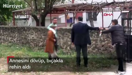 Annesini dövüp, bıçakla rehin aldı!