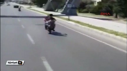 Motosikletli gençlerden tehlikeli hareketler