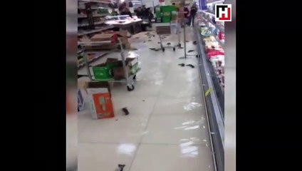 Akvaryumun camı kırılınca balıklar ortaya saçıldı!