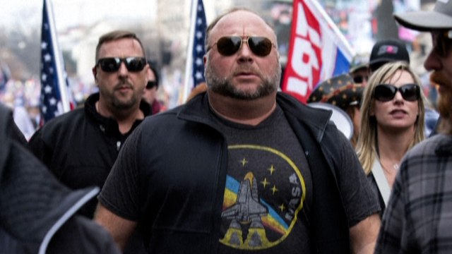 Alex Jones condamné à verser 1 milliard de dollars après avoir nié la réalité du drame de Sandy Hook