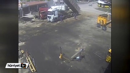 Tamir ettikleri damperin altında ezilmekten son anda kurtuldular