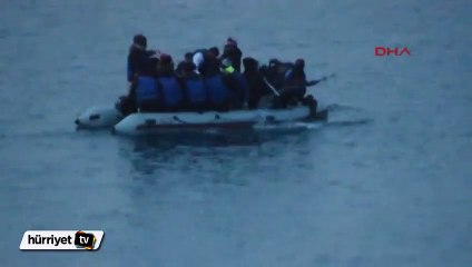 Botları su alan mültecilerin kurtarılma anı DHA kamerasında