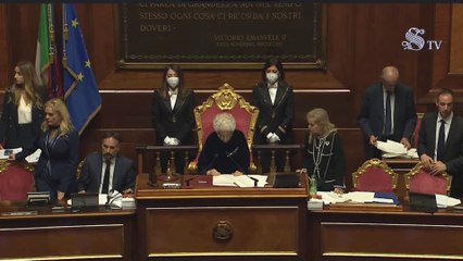 Senato, La Russa regala un mazzo di rose bianche a Liliana Segre