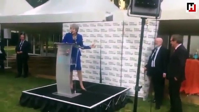İngiltere Başbakanı Theresa May rezil oldu