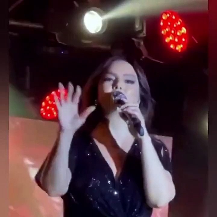 Ebru Gündeş 1,8 milyon dolarlık tektaşıyla sahnede