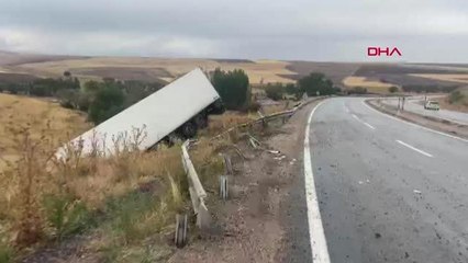 KAYSERİ'DE TIR UÇURUMA YUVARLANDI, 2 YARALI