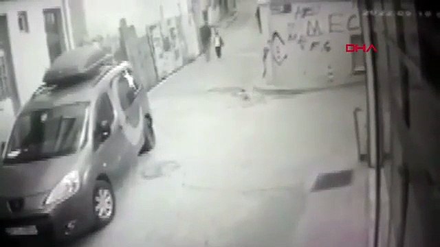 Kızını okula götüren babanın bacaklarına sıktılar