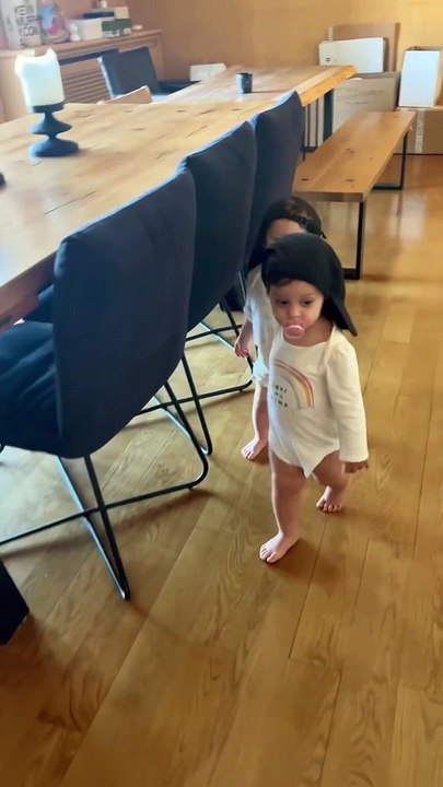 Μπόμπα - Τανομανίδης: Οι δίδυμες κόρες τους παίζουν στο σαλόνι του σπιτιού τους