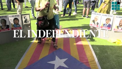 Colocan una estelada en la entrada al stand de Gerona para que la pisen los visitantes