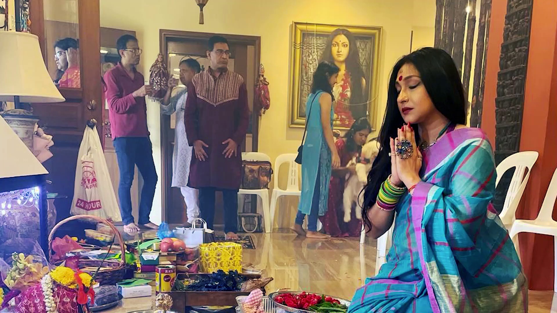 Lakshmi Puja : সিঙ্গাপুরে বান্ধবী পারমিতার বাড়িতে লক্ষ্মীপুজোয় ঋতুপর্ণা