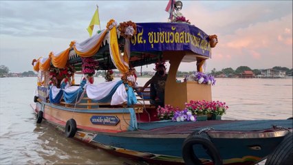 Offering alms to monks by Boat ประเพณีตักบาตรพระสงฆ์ทางเรือ Pak Kret Thailand