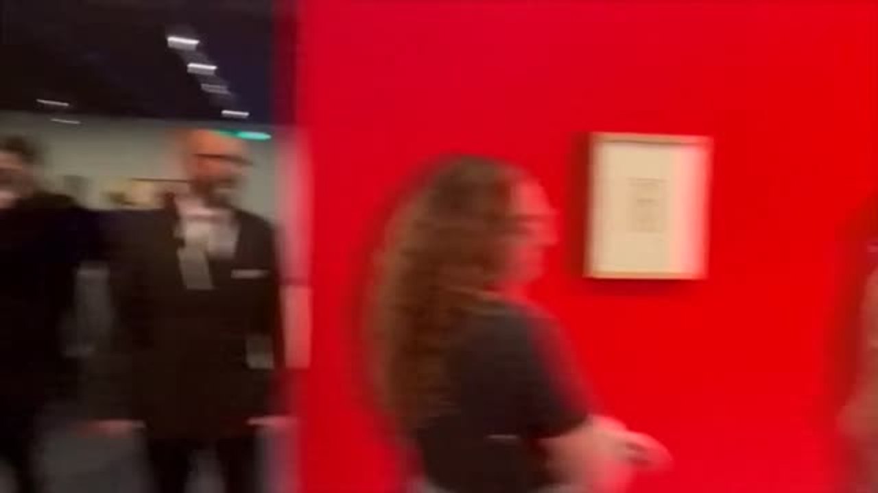 Activistas de Extinction Rebellion pegan sus manos con cola a un cuadro de Picasso