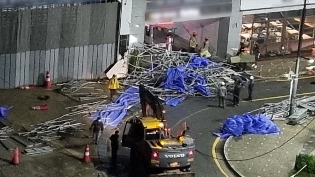 경기도 김포 공사현장에서 비계 무너져...차량 3대 파손 / YTN