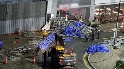 경기도 김포 공사현장에서 비계 무너져...차량 3대 파손 / YTN