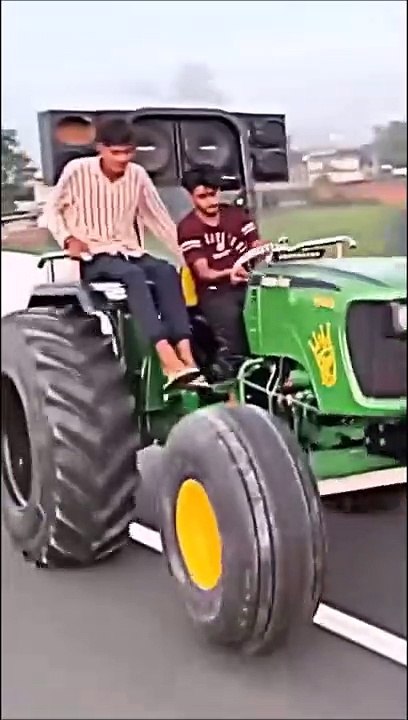 Ils tentent une petite cascade en tracteur... très risquée