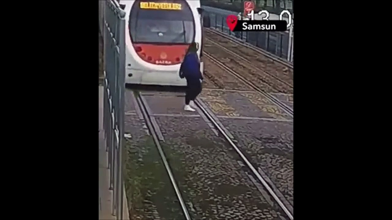 Cette chanceuse s'en sort de justesse en traversant la voie ferrée