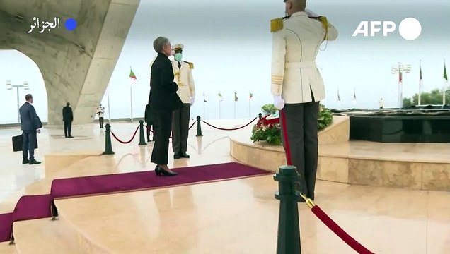 رئيسة الوزراء الفرنسية إليزابيث بورن تضع إكليلا من الزهور عند مقام الشهيد في الجزائر