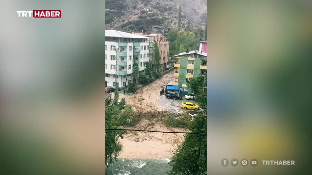 Artvin'i sağanak ve dolu vurdu: Yollar çamurla kaplandı