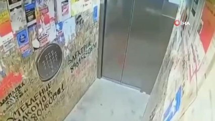 Asansörde kabinle duvar arasına sıkışmaktan son anda kurtuldu