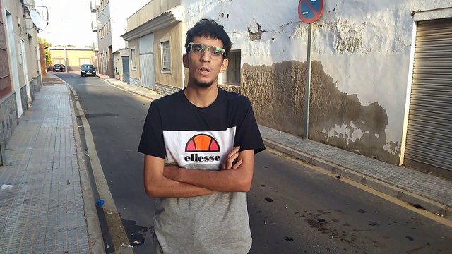 Ahmed, vecino de la calle San Antonio de Lobosillo donde murió un niño durante un cumpleaños.