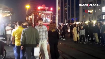 Darp edildikten sonrası parasının ve pasaportunun çalındığı iddia eden yabancı uyruklu şahıs, Taksim'de boylu boyunca tramvay yoluna uzandı