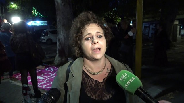 Una passeggiata rumorosa contro la violenza, la protesta delle donne a Roma