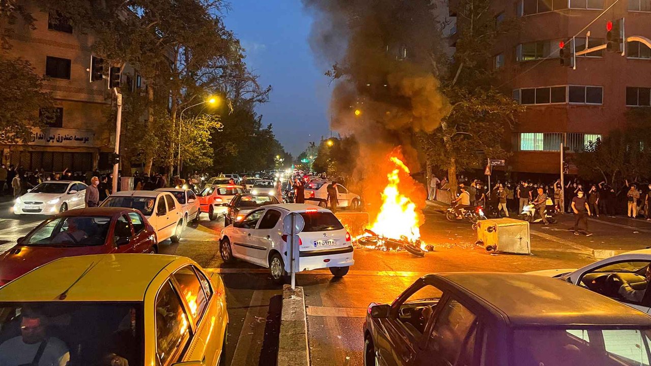 Jamenei se enfrenta a las mayores protestas de la historia de Irán y deja un reguero de 185 muertos