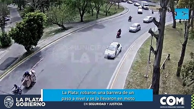 La Plata robaron una barrera de un paso a nivel y se la llevaron en moto
