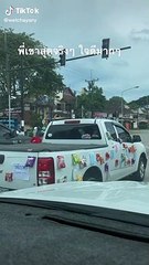 Chofer pegó dulces y frituras en su auto para los niños de la calle
