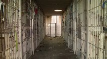 Fugas de presos, riñas, y uniformados asesinados: el problema de hacinamiento en las estaciones de policía