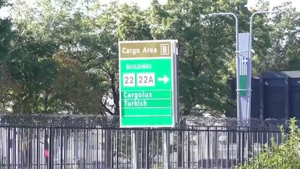 Müslüman polislerden Pakistan'daki afetzedelere yardım