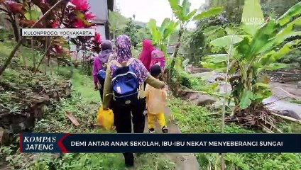 Demi Antar Anak Sekolah, Ibu-Ibu Nekat Menyeberangi Sungai