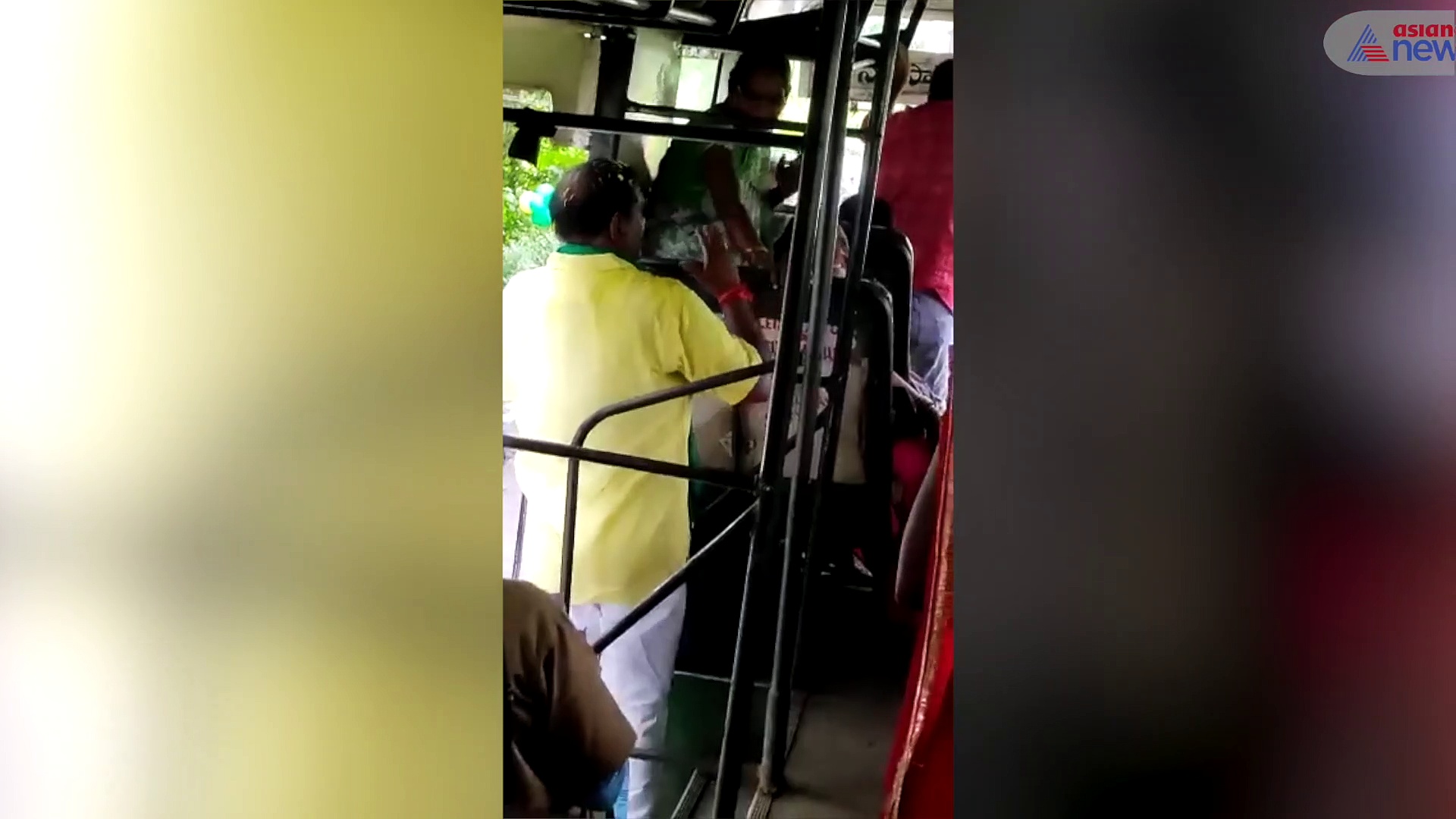 టిడిపి ఎమ్మెల్యే దౌర్జన్యం... చొక్కాపట్టుకుని అడ్డుకున్న సామాన్య మహిళ