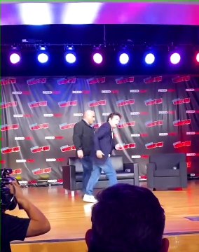 Retour vers le futur : Les images de l'acteur Michael J. Fox qui lutte contre la maladie de Parkinson provoquent tristesse et admiration sur les réseaux sociaux après son apparition sur scène