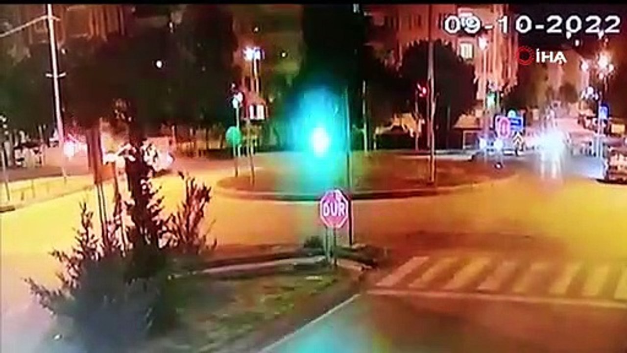 Kavşakta iki otomobil çarpıştı: Kaza anı saniye saniye kaydedildi