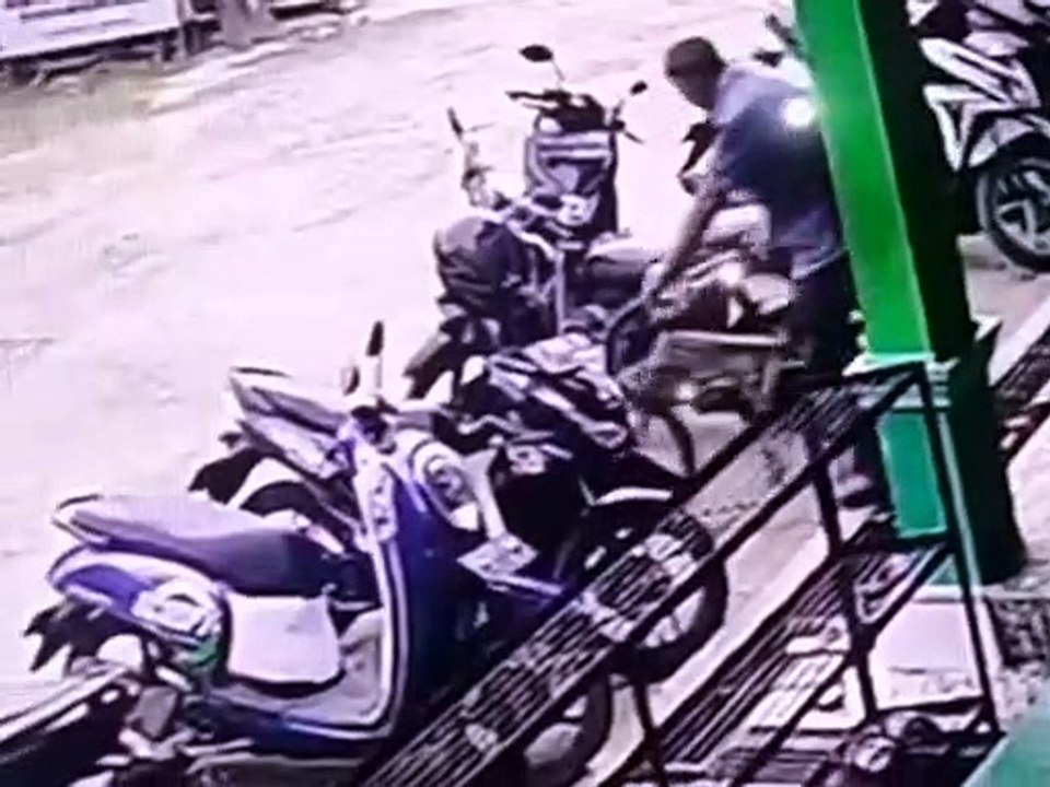 Terekam CCTV Masjid Curi Sepeda BMX Pakai Mobil, Pria 58 Tahun Diringkus Polisi