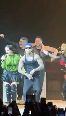 Rauw Alejandro sorprende a Rosalía en mitad de un concierto